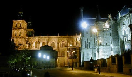 Vista nocturna de la Catedral y el Palacio Episcopal de Astorga