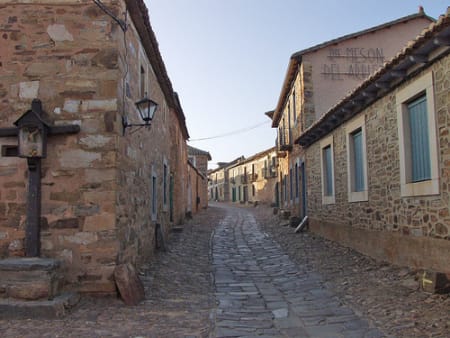 Una calle de Castrillo con el crucero