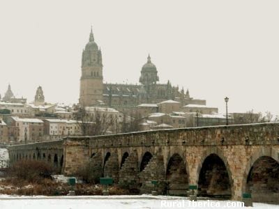 Catedral de Salamanca a través del Puente Romano