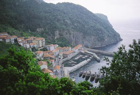 Vista de Elantxobe desde la carretera