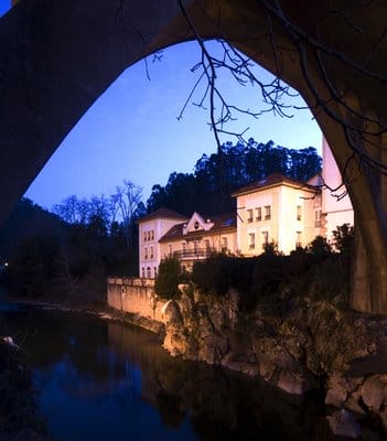 Puente Viesgo desde la Cueva del Castillo