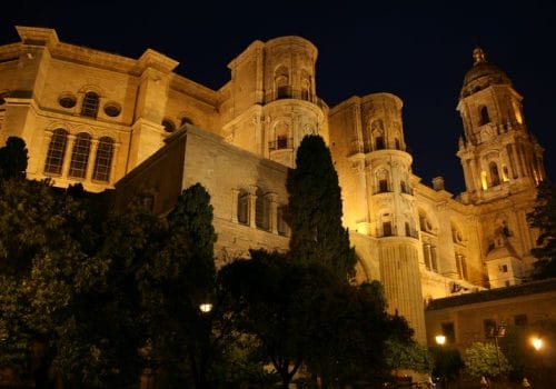 La noche juega con la Catedral de Málaga