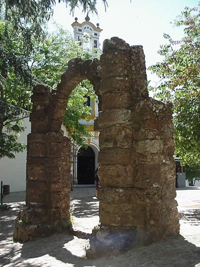 Arco y Santuario de la Reina de los Ángeles