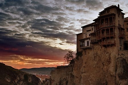 Cuenca, el atardecer de un acantilado