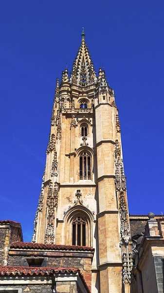 Torre gótica de la Catedral de Oviedo