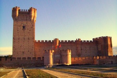 Medina del Campo: A la falda de su perfilado castillo