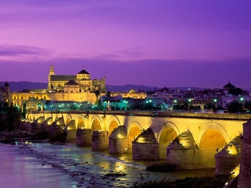 Córdoba de noche, desde el Guadalquivir