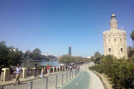 La Torre del Oro, a los pies del Guadalquivir