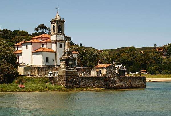 iglesia y camposanto en Niembro - Asturias